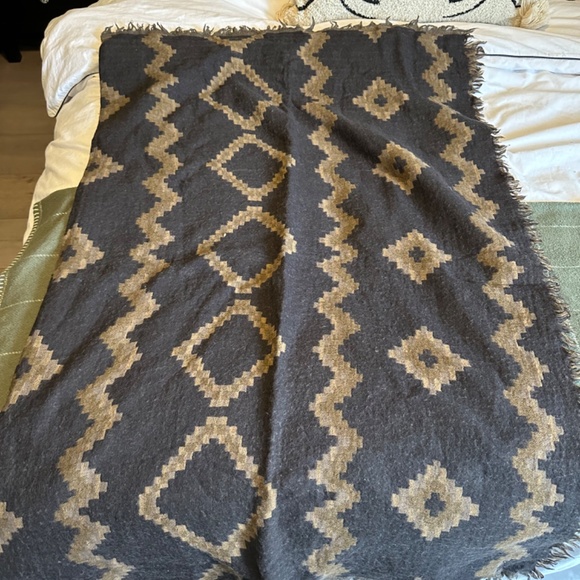 Aritzia Wilfred Diamond Mosaic Blanket Scarf - Picture 3 of 5